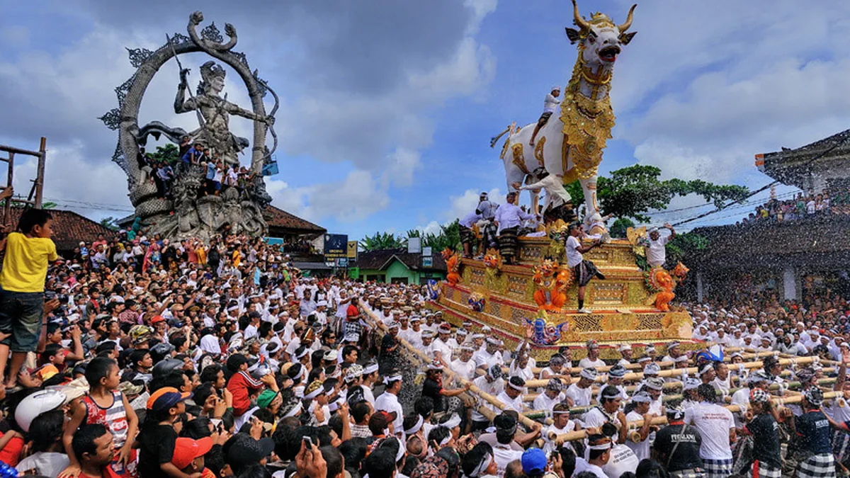 Ngaben - Upacara kremasi megah dengan bade bertingkat diarak ratusan pria